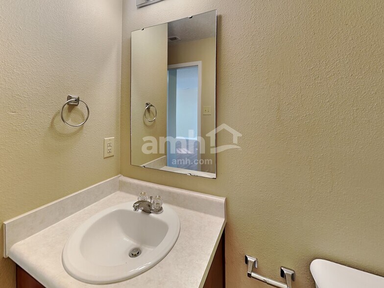 Building Photo - 15204 Clear St