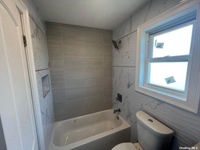 Building Photo - 14-34-34 Dunbar St