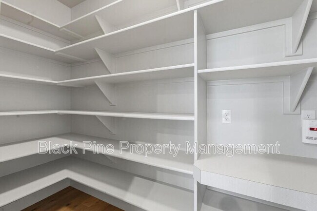 Building Photo - 3761 W Renhold Dr
