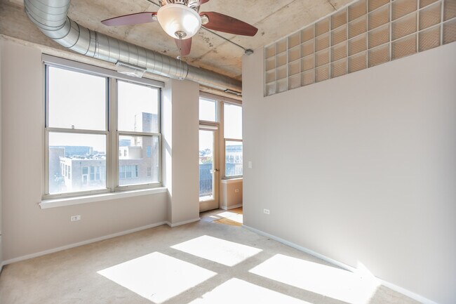 Building Photo - 6 S Laflin St