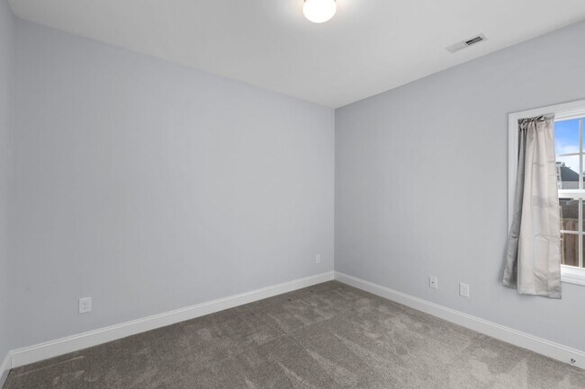 Building Photo - 3 bedroom 2 bathroom with a bonus room