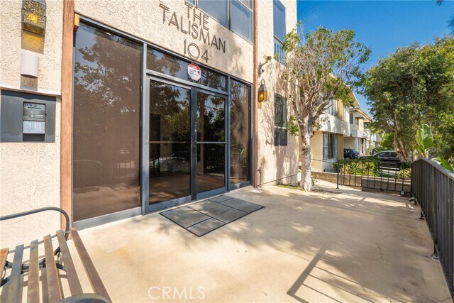 Building Photo - 104 S Hayworth Ave