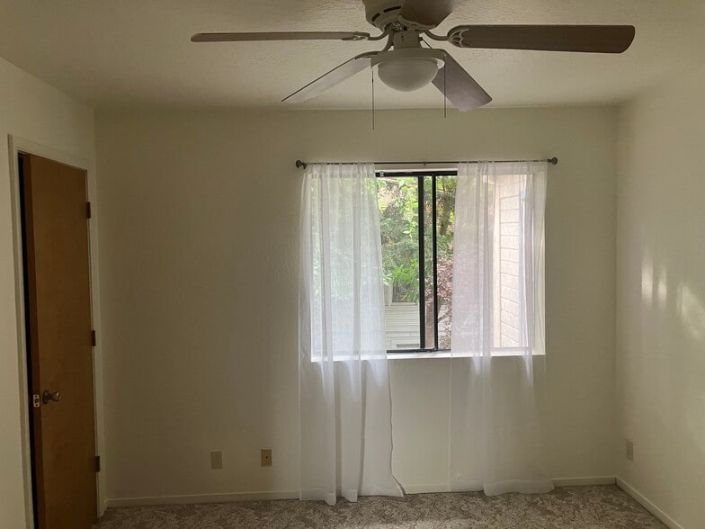 Master with 2 closets - 434 S Shepherd St
