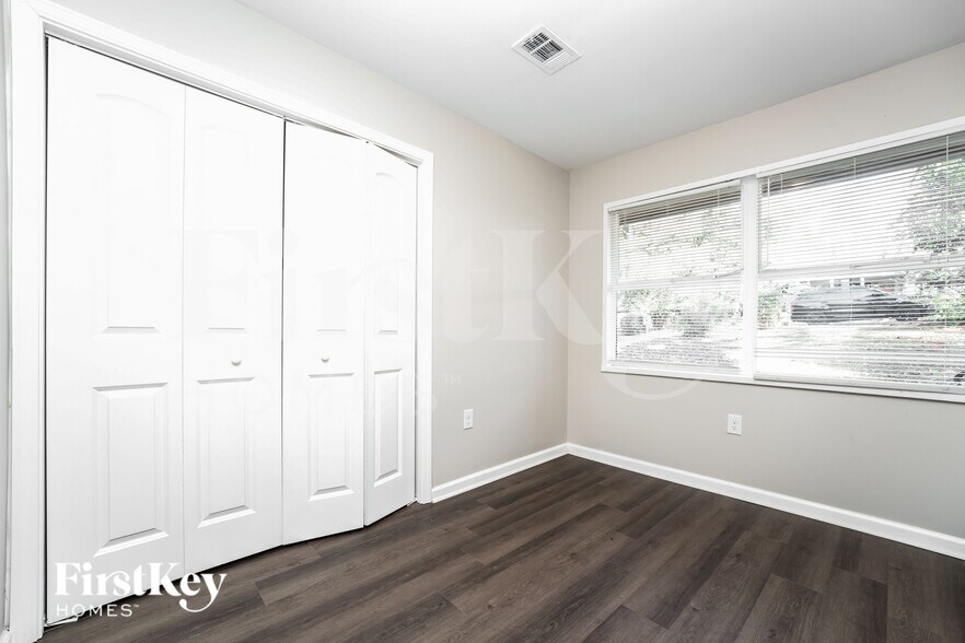 Building Photo - 3425 Pinehill Dr