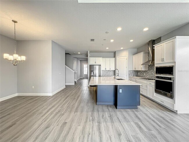 Building Photo - 13181 McMillan Dr