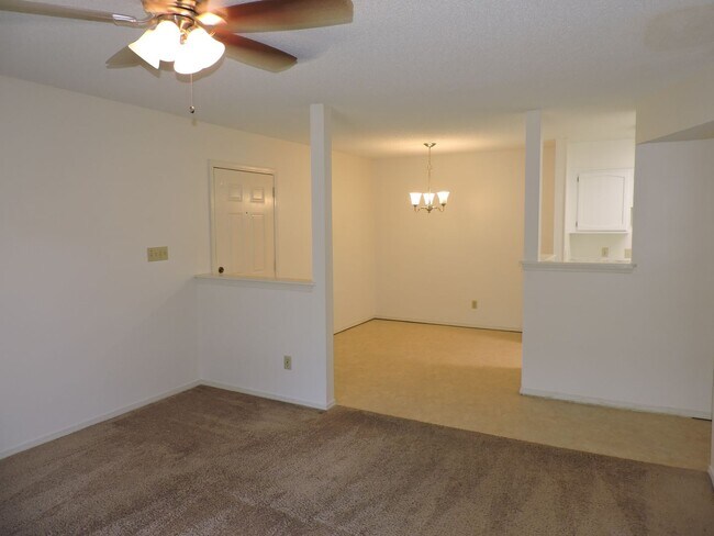 Building Photo - Convenient to schools, beaches, & shopping