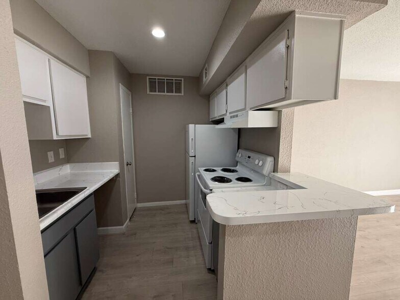 Building Photo - 8801 Glencrest Apartments