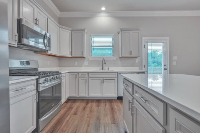 Building Photo - 4 Bedroom House Near LSU on Burbank