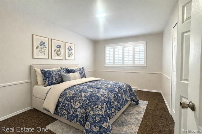 Building Photo - 37683 Adrian Dr