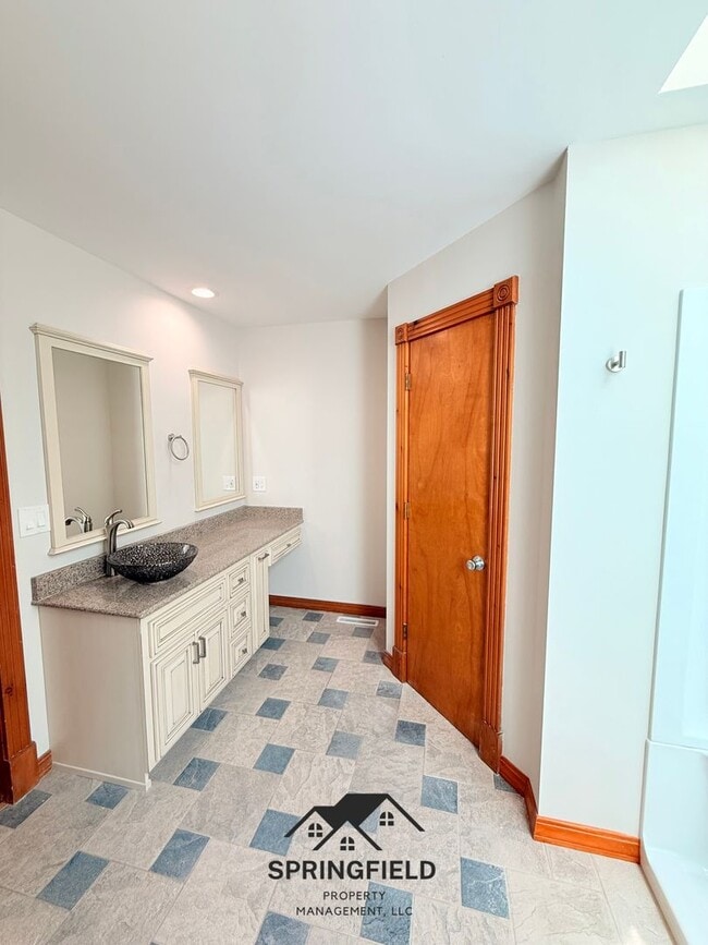 Building Photo - Location-Location, 4 BR / 2 Living Areas in SE Springfield w/ An Amazing Out Door Kitchen - Grill...