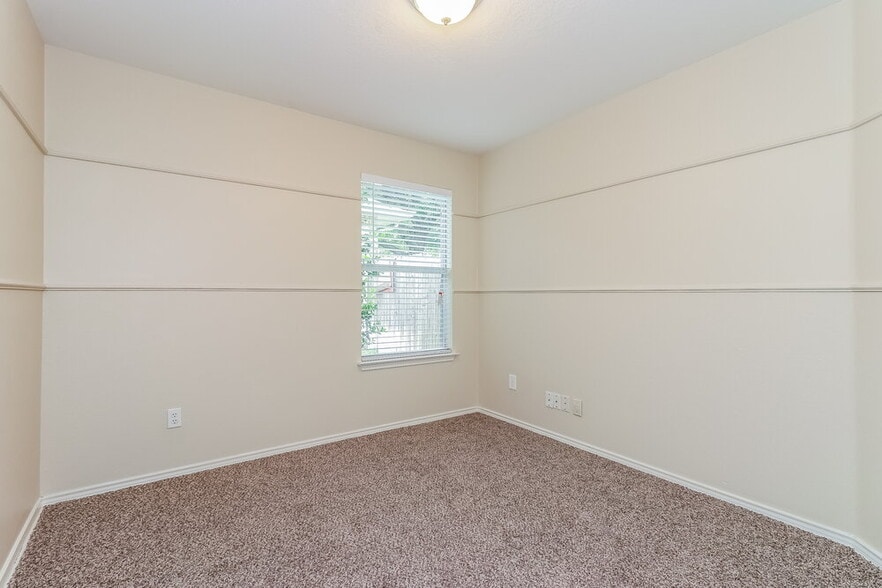 Building Photo - 948 Grand Central Pkwy