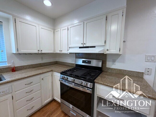 Building Photo - Charming 2 Bedroom Home with Large Backyard & Garage