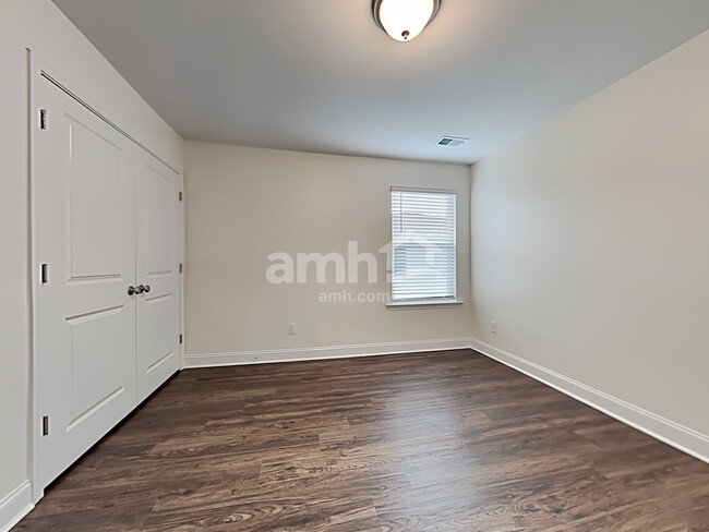 Building Photo - 605 W Lionel Rd