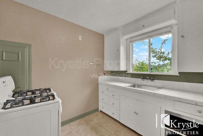 Building Photo - 320 Evans Ave