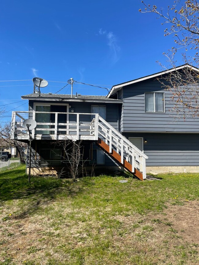 Building Photo - PENDING APPLICATION 2 Bedroom Duplex in Sp...