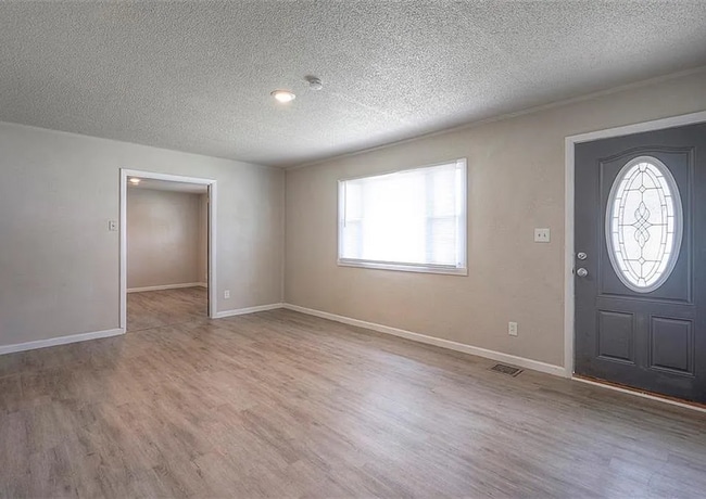 Building Photo - Updated 3 Bedroom Ranch