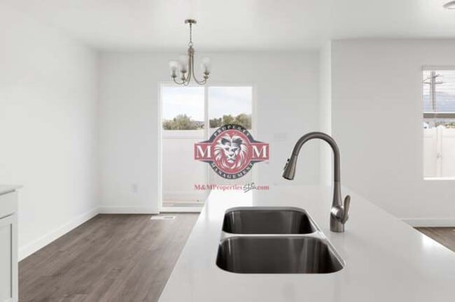 Building Photo - Great Newer 3 Bd 2.5 Bath Townhome