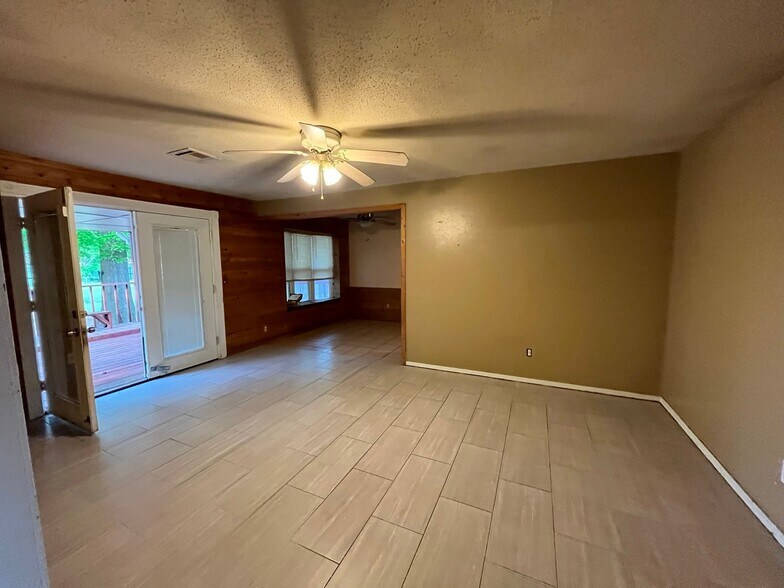 Building Photo - 4700 SE 42nd St