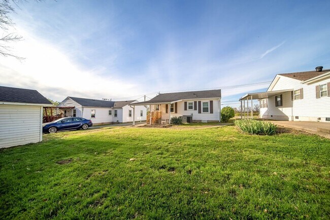 Building Photo - 341 E Park Ave