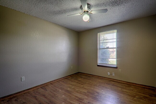 Building Photo - Wood Floors, Covered Patio, PUTNAM CITY SC...