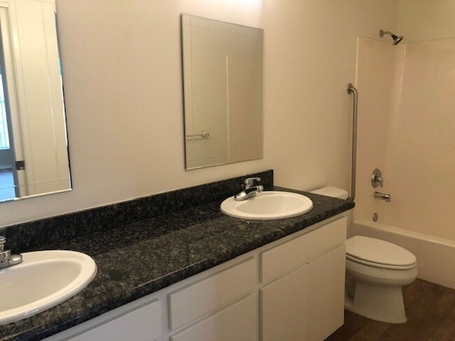 Building Photo - Mid Town Ventura Upstairs 2+2 Apartment