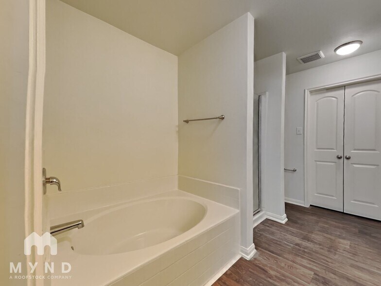 Building Photo - 15911 Newport Pl