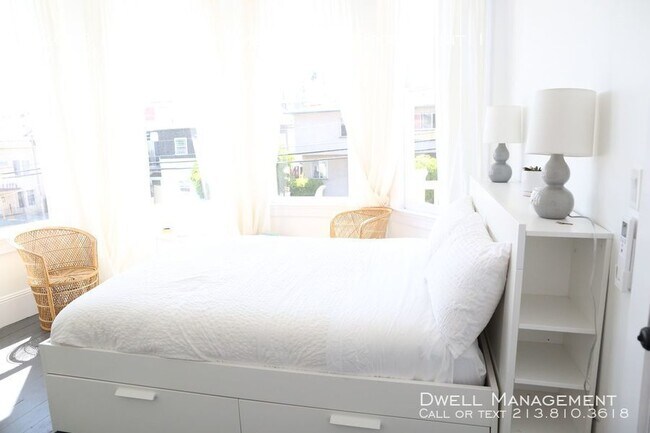 Building Photo - Beautiful Studio Apartment with Kitchenette