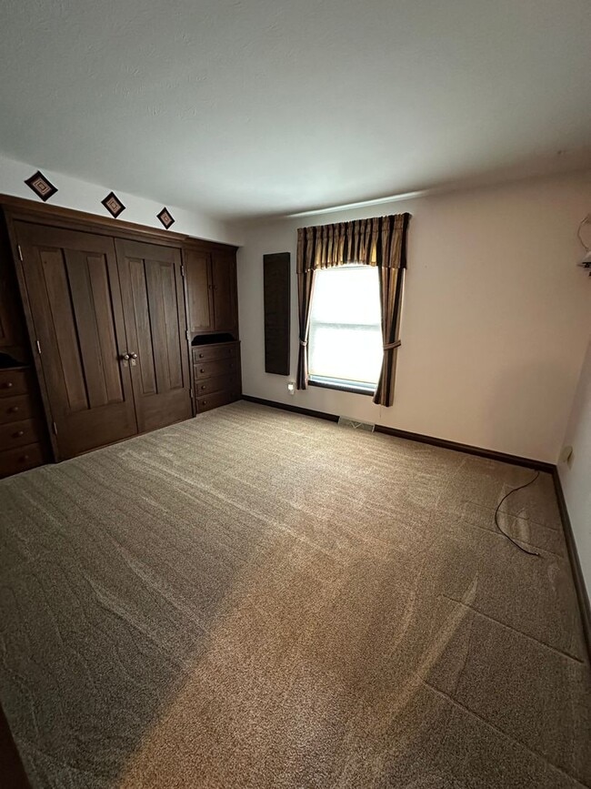 Building Photo - 2 Bedroom Condo - Goshen
