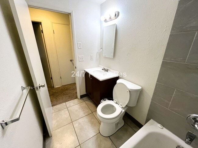 Building Photo - Bright & Updated 2 BD | 1 BA home - SE Portland