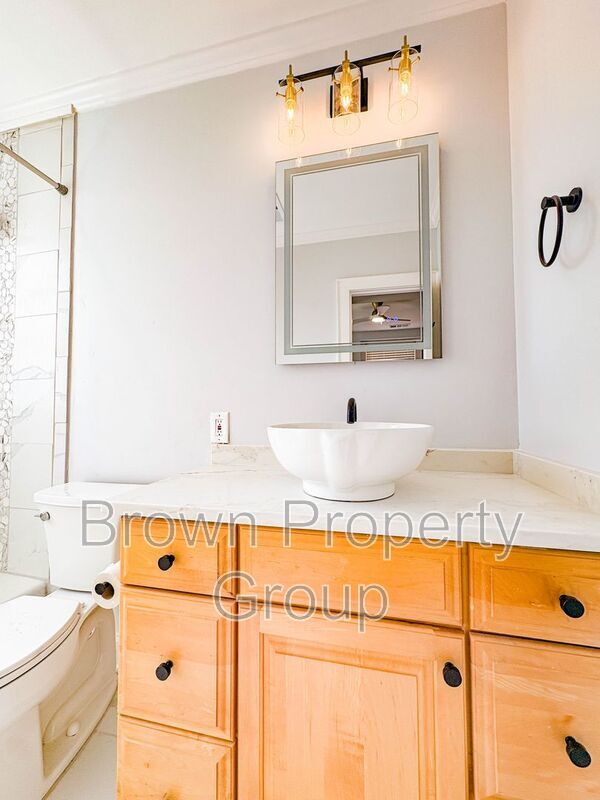 Building Photo - 123 Anderson St