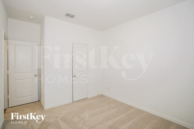 Building Photo - 901 High Noon Dr