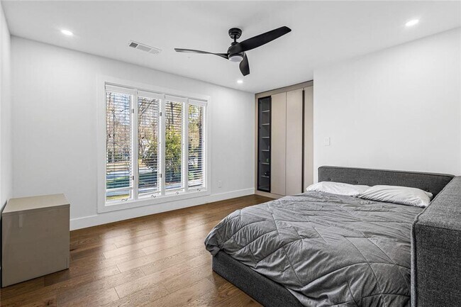 Building Photo - 915 Lost Forest Dr NW