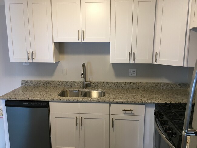 Building Photo - 9s120 Lake Dr