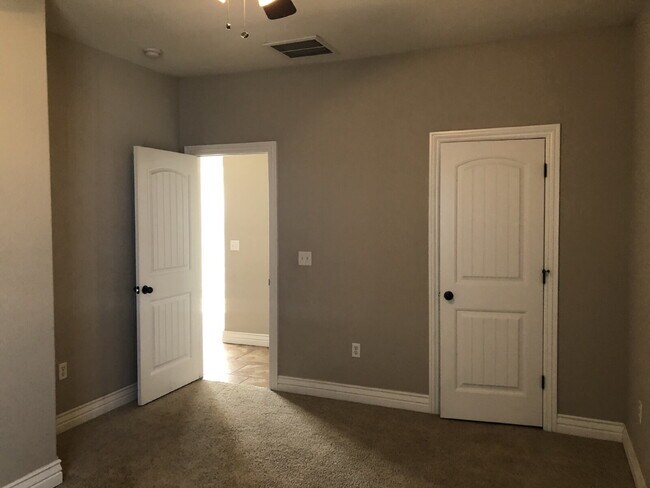 Building Photo - 4BR / 3Car garage / Fully fenced in backyard - Stunning property