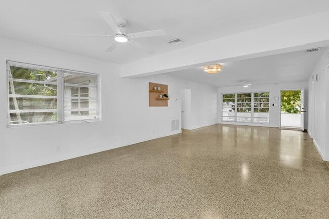 Building Photo - 702 Sunset Dr