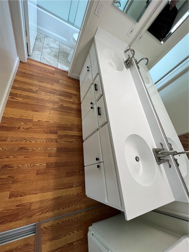 Building Photo - 23401 La Crescenta