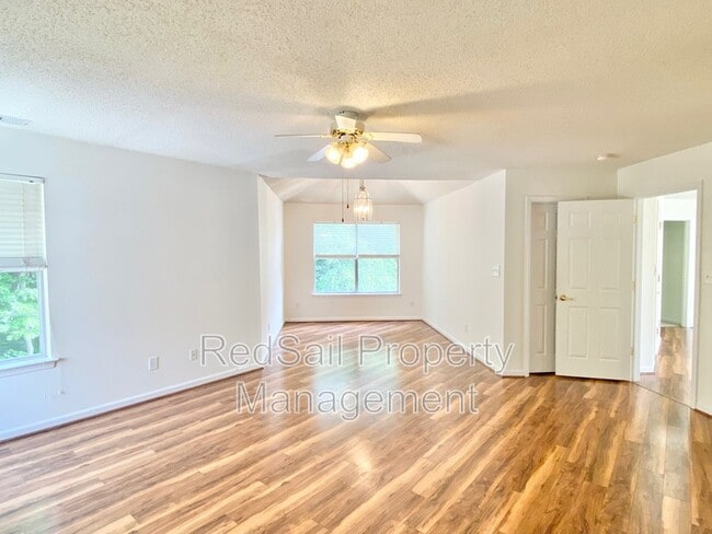 Building Photo - 889 Holbrook Dr