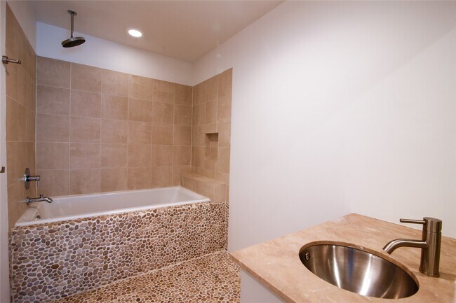 Building Photo - 730 Tulane St