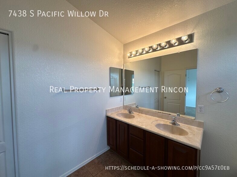 Building Photo - 7438 S Pacific Willow Dr