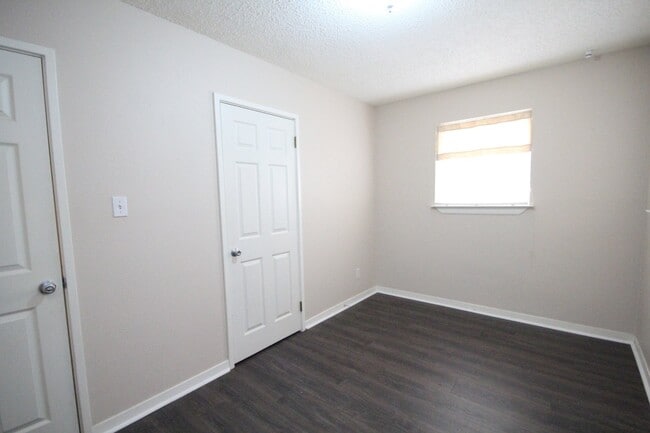 Building Photo - Modern Comfort in a Prime Location – 3-Bed...