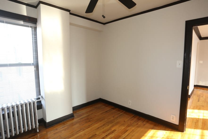 Building Photo - 846 W Montrose Ave