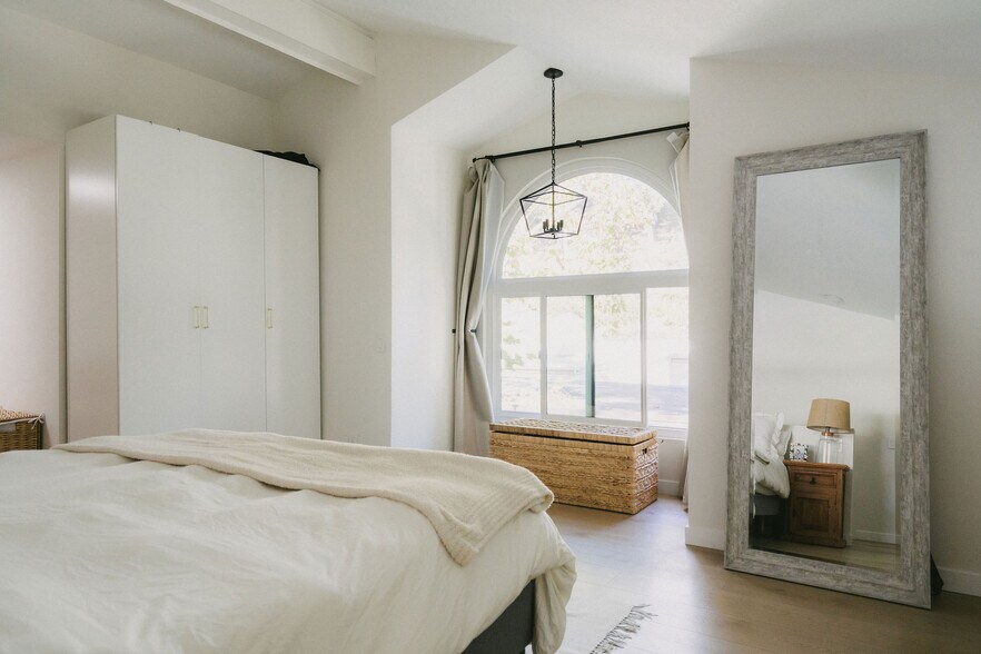 Building Photo - 5716 Skyview Way