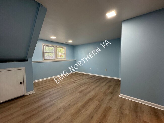 Building Photo - 7343 Rokeby Dr