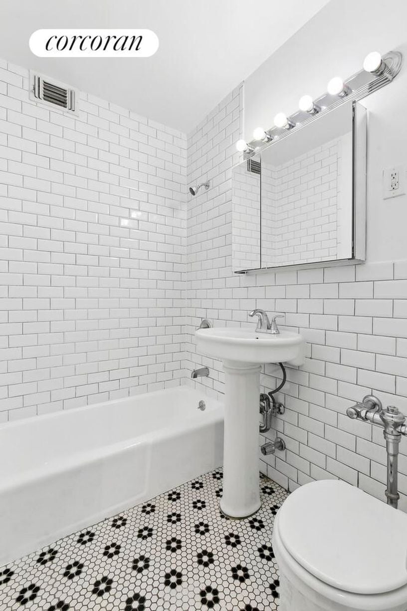 Building Photo - 10 W 87th St