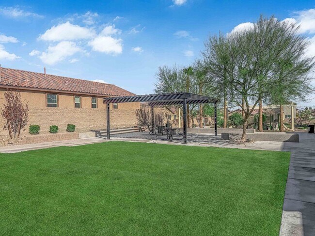 Building Photo - 3 bedroom home in gated community! Move in...