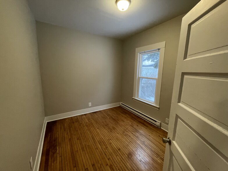 Spare bedroom (Unit 1) - 1310 Oak St