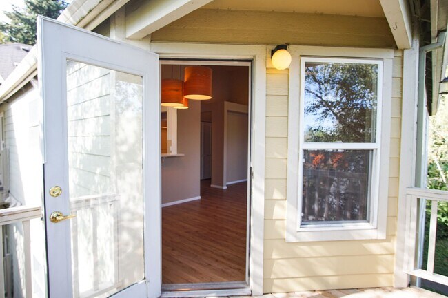 Building Photo - Spacious 2 Bed-2 Bath Flat in SW Portland Ready Mid-April!