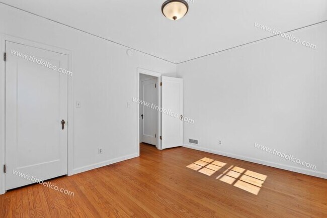 Building Photo - Three Bedroom Cape Cod with Yard in Highly...