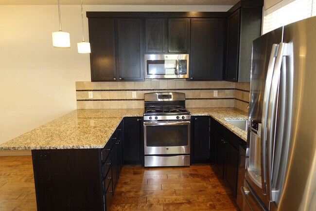 Building Photo - Beautiful Central Bench Home