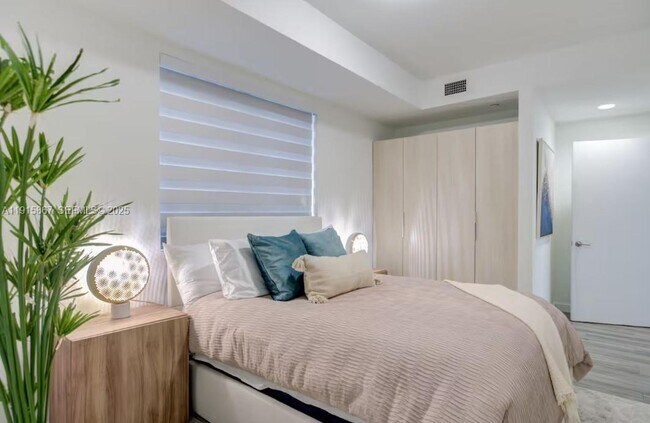 Building Photo - 2955 Bird Ave